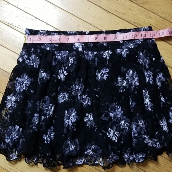Womens skirt med,black and white. Lace on outer side. - Picture 2 of 6